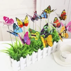 Havedekorationer^50 stk sommerfuglepinde til have, havedekorationer, sommerfuglepotter, miniature havedekorationer til indendørs og udendørs brug (assorterede farver) | CDON