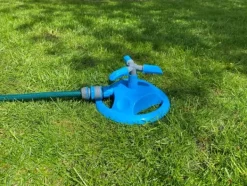 Discount 3-armet roterende sprinkler med base Vanding
