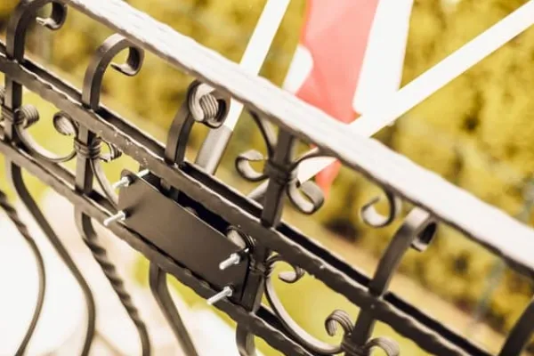 Flag & Vindposer^BALKONFLAGHOLDER TIL BALUSTRADEALKON II