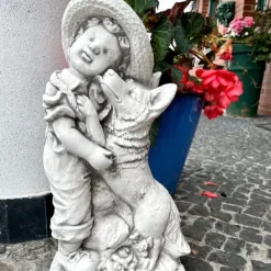 Havedekorationer^Betonskulptur af en dreng med en grå havefigur