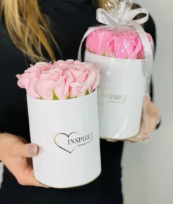 Blomster^Blomsterkasse Inspiruj - Hvid kasse med sæberoser - nr. 6 Lys lilla