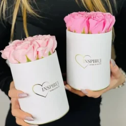 Blomster^Blomsterkasse Inspiruj - Hvid kasse med sæberoser - nr. 6 Lys lilla
