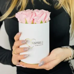 Blomster^Blomsterkasse Inspiruj - Hvid kasse med sæberoser - nr. 6 Lys lilla