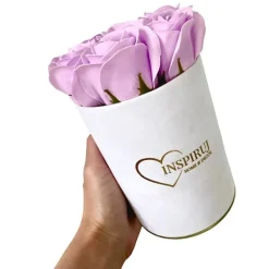 Blomster^Blomsterkasse Inspiruj - Hvid kasse med sæberoser - nr. 6 Lys lilla