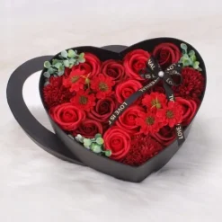 Blomster^ECARLA buket af duftende sæbeblomster i en hjerterød æske BUK01CZE