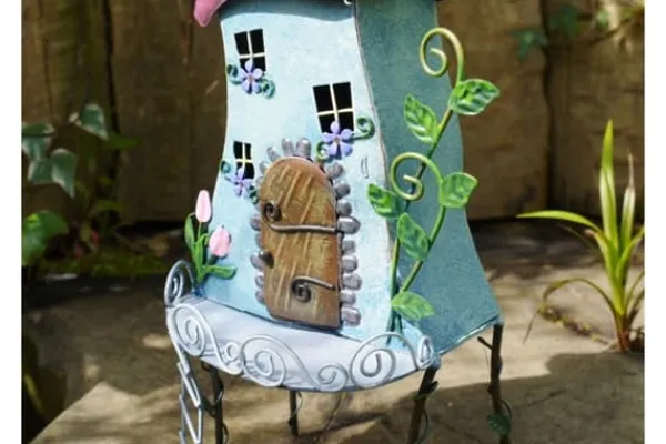 Til Fugle & Småvildt^Fairy Treehouse i metal og håndmalet