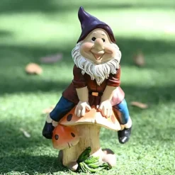 Discount Havedværgstatue, lavet af harpiksmateriale, legesyg dværg siddende på en svampe, haveornament, fe-dværgskulpturdekoration, juledekoration til udendør | CDON Havedekorationer