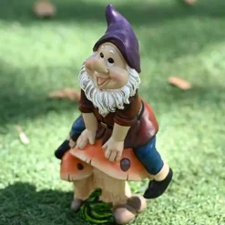 Discount Havedværgstatue, lavet af harpiksmateriale, legesyg dværg siddende på en svampe, haveornament, fe-dværgskulpturdekoration, juledekoration til udendør | CDON Havedekorationer