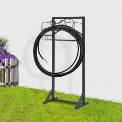 Plantestativer^Haveslangeholder - Fritstående slangestativ - Jern - Med jordspyd - Bæreevne 22,68 kg - Mål 38×18×86 cm - Samlet højde 106 cm - Sort
