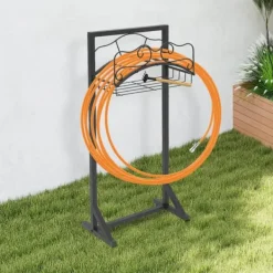 Plantestativer^Haveslangeholder - Fritstående slangestativ - Jern - Med jordspyd - Bæreevne 22,68 kg - Mål 38×18×86 cm - Samlet højde 106 cm - Sort