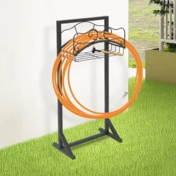 Plantestativer^Haveslangeholder - Fritstående slangestativ - Jern - Med jordspyd - Bæreevne 22,68 kg - Mål 38×18×86 cm - Samlet højde 106 cm - Sort