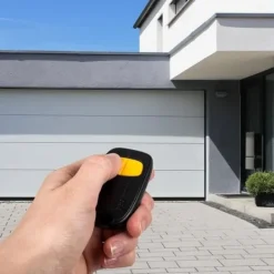 Discount 2-kanals fjernbetjening - SCS SENTINEL - SimplyControl - Gul, rækkevidde 40m, frekvens 433,92 MHz, CR2032 lithiumbatteri inkluderet Skure, Garager & Carports