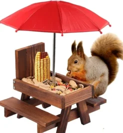 Til Fugle & Småvildt^Lollanda Bordsæt til egern – udendørs picnicbord med parasol til fodring af fugle og egern, dekorativ havestation
