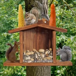 Til Fugle & Småvildt^Lollanda Squirrel Feeder – Udendørs Egernfoderstation, Træ Egernfoder, holdbar og nem at fylde, med aftageligt frontpanel