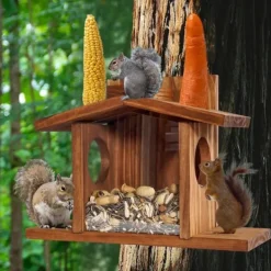 Til Fugle & Småvildt^Lollanda Squirrel Feeder – Udendørs Egernfoderstation, Træ Egernfoder, holdbar og nem at fylde, med aftageligt frontpanel
