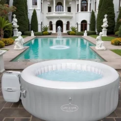 Spa & Udendørsbad^Oppustelig jacuzzi – 4 personer – 100 massagedyser – 600L – Firkantet – Med filterpumpe og låg – Ø154 cm – Op til 40°C – Indendørs og udendørs