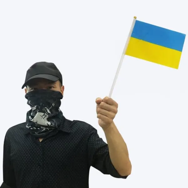 Flag & Vindposer^100st Ukraina Handhållna Flaggor 21*30cm Ukrainska nationella Mini Stick Flaggor Fest Festival Parader Fester Dekor