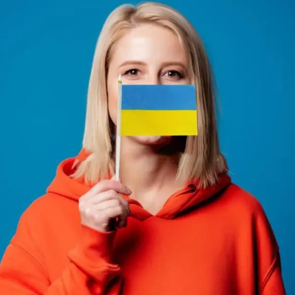Flag & Vindposer^100st Ukraina Handhållna Flaggor 21*30cm Ukrainska nationella Mini Stick Flaggor Fest Festival Parader Fester Dekor