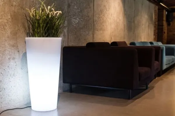 Clearance Urtepotte med LED-belysning 80 cm høj – hvid Krukker & Plantebeholdere